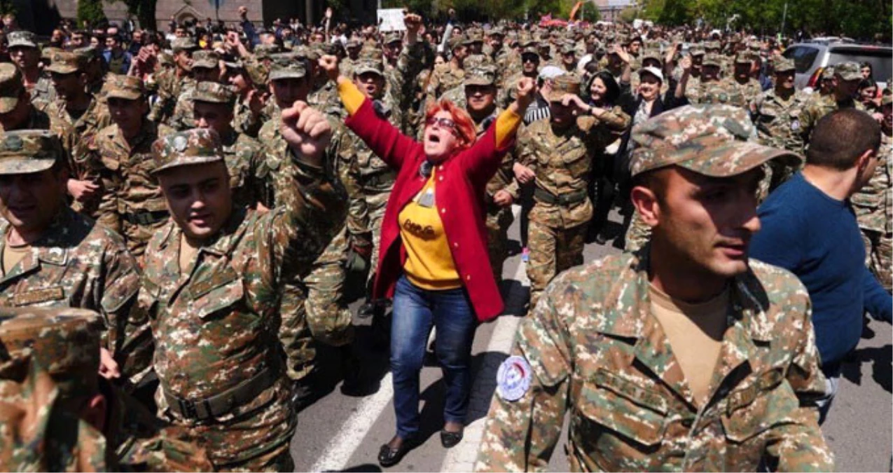 Ermenistan\'da Sıcak Saatler! Askeri Üniformalı Protestocular Sokağa Çıktı