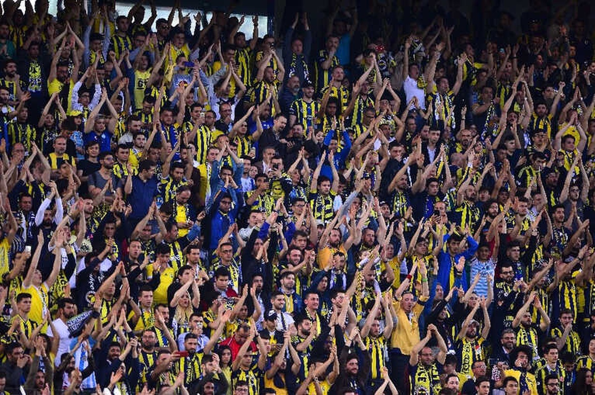 Tribünlerden \'Şenol Güneş Ölmedi Kalbimizde Yaşıyor\' Sesleri
