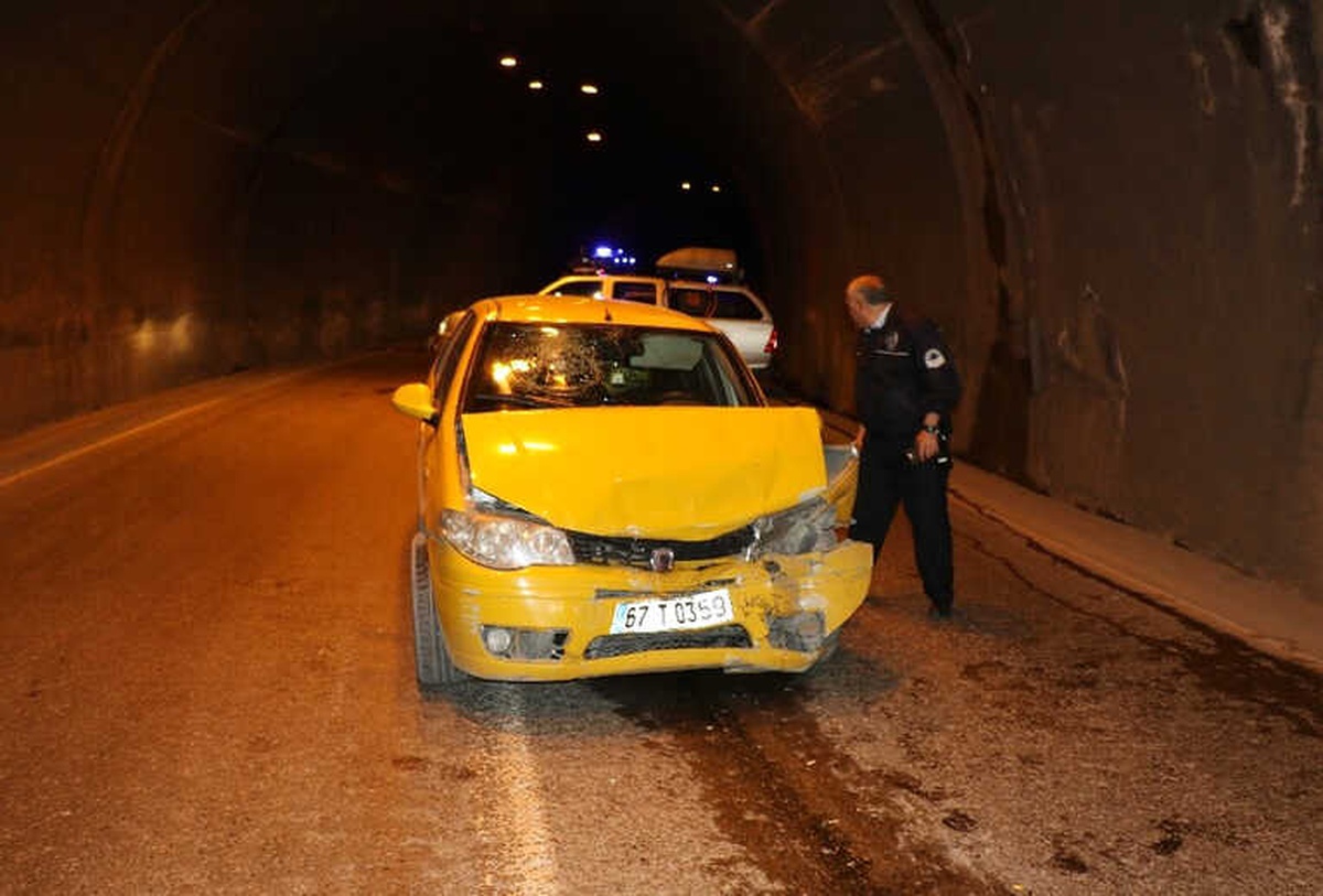 Tünelde Kafa Kafaya Çarpıştılar: 4\'ü Çocuk 9 Yaralı