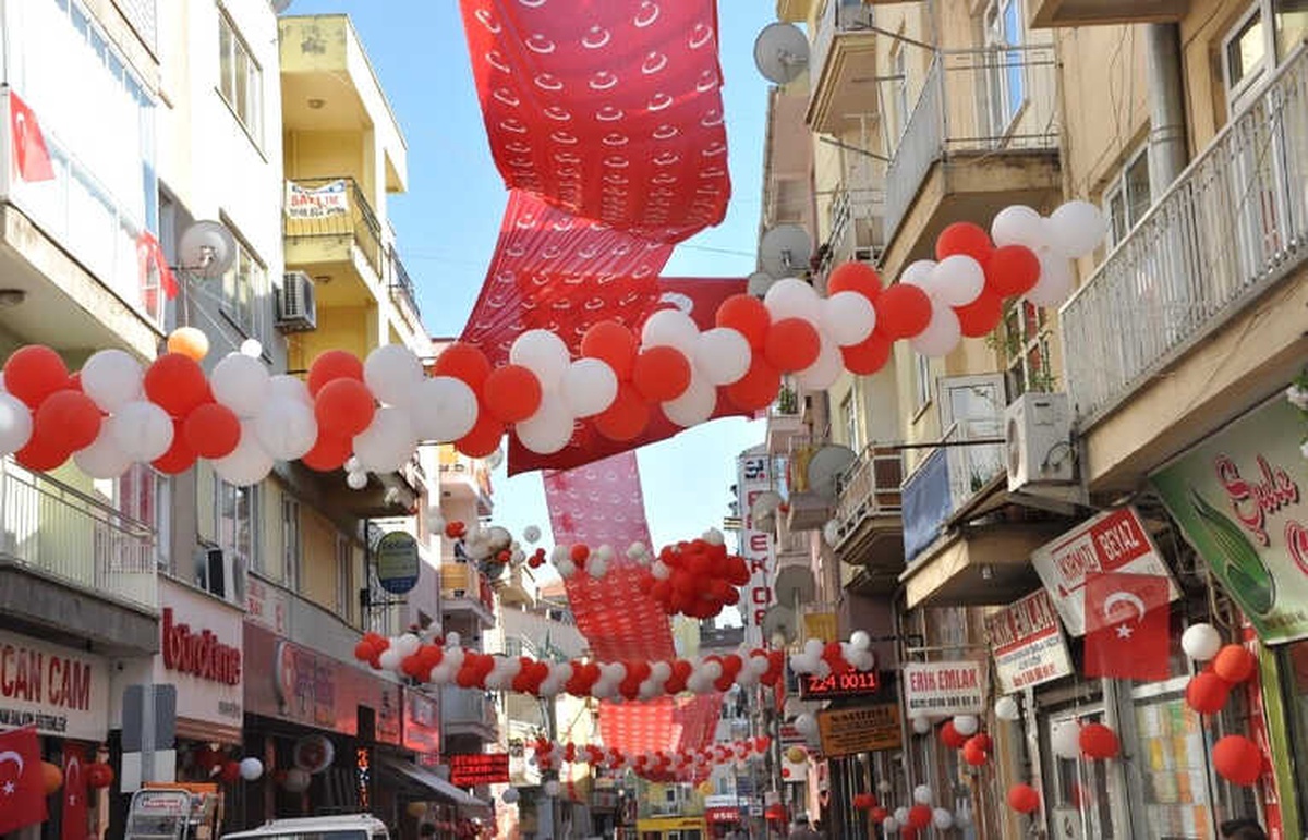 Uşaklı Esnaf 23 Nisan\'ı Sokağı Süsleyerek Kutladı