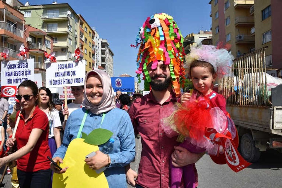 Yunusemre\'de 23 Nisan\'a Yakışır Kortej