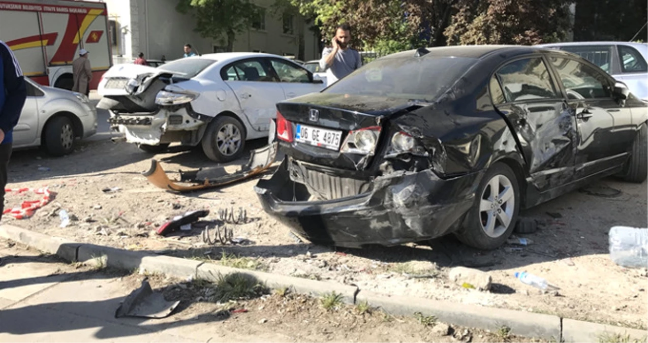 Kontrolden Çıkan Kamyon, Park Halindeki Araçlara Çarptı, 14 Araç Hurdaya Döndü