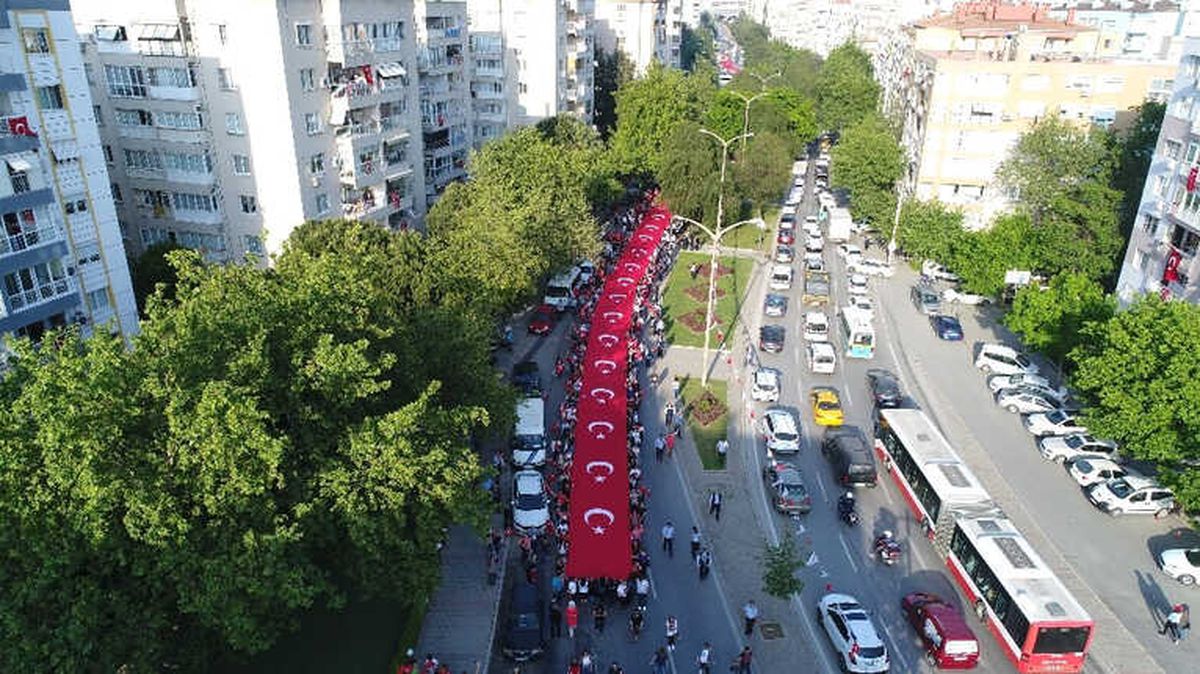 Bayraklı\'da Binlerce Kişilik Kortej Yürüyüşü