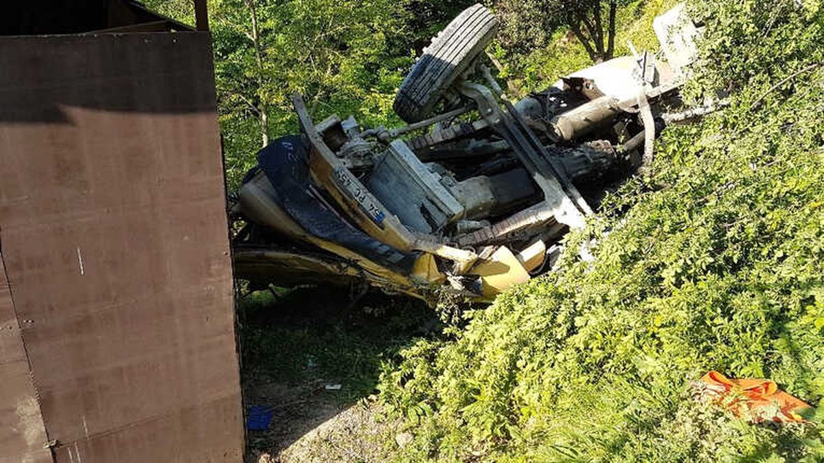 Beton Mikseri Şarampole Uçtu: 1 Yaralı