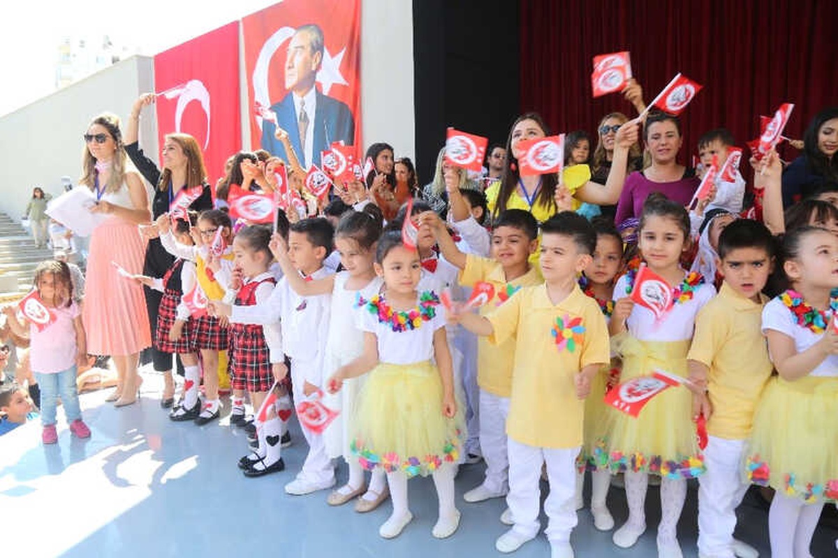 Çocuk Gündüz Bakım Evi Öğrencilerinden 23 Nisan Gösterisi