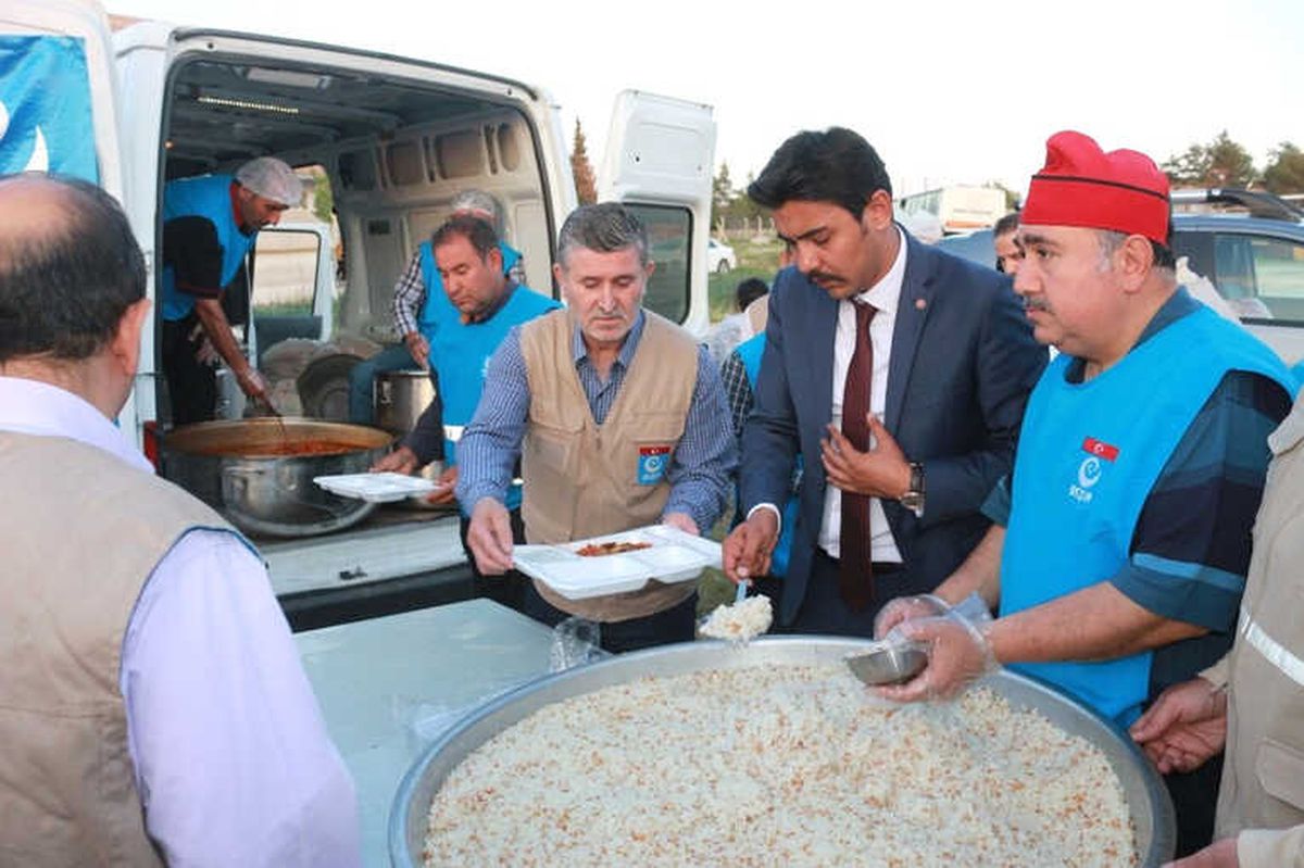 Depremzedelere Sıcak Yemek İkramı