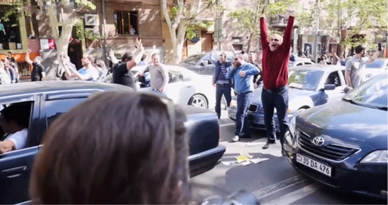 Sarkisyan İstifa Etti, Sokağa Dökülen Halk Dans Ederek Kutladı