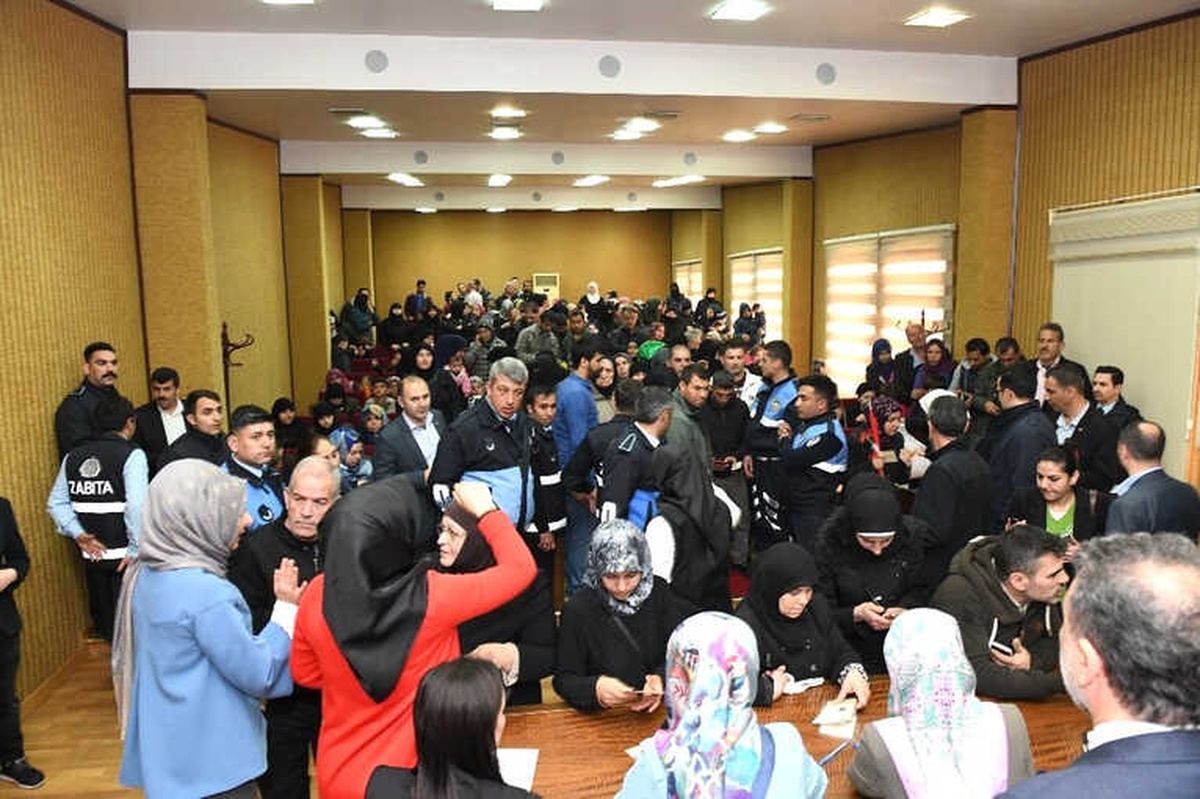 Esenyurt\'ta Suriyelilerin Ülkelerine Dönüş Kuyruğu