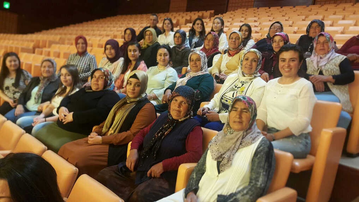 Hataylı Kadınlardan Ata\'ya Ziyaret