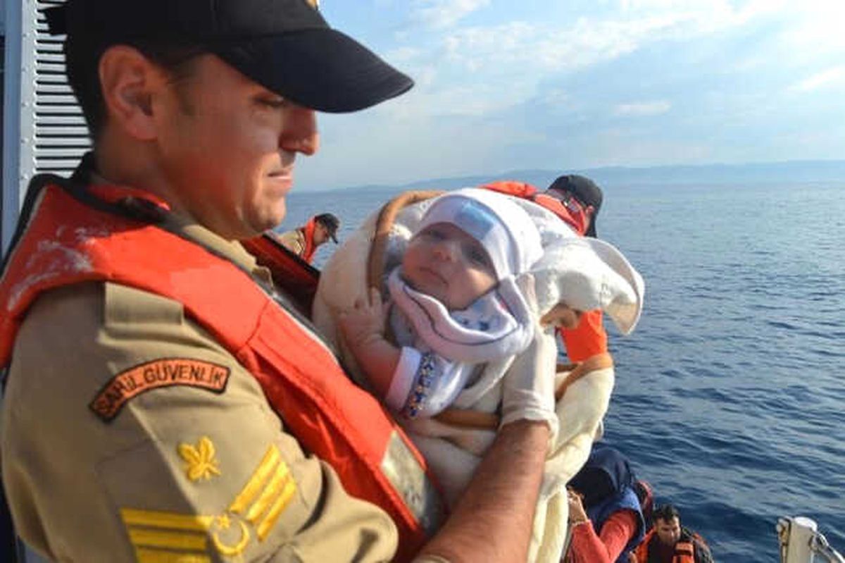 İzmir\'de 29 Kaçak Göçmen Yakalandı