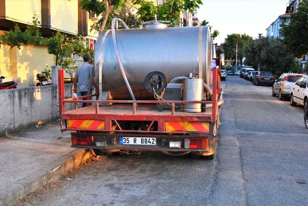 İzmir\'de Kamyon ile Motosiklet Çarpıştı: 1 Yaralı