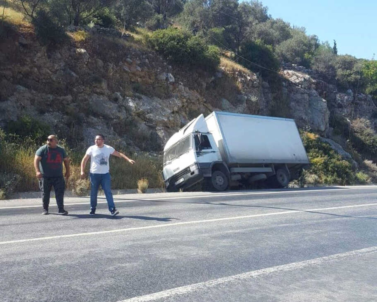 Kamyon Aydınlatma Direğine Çarptı, Facia Ucuz Atlatıldı