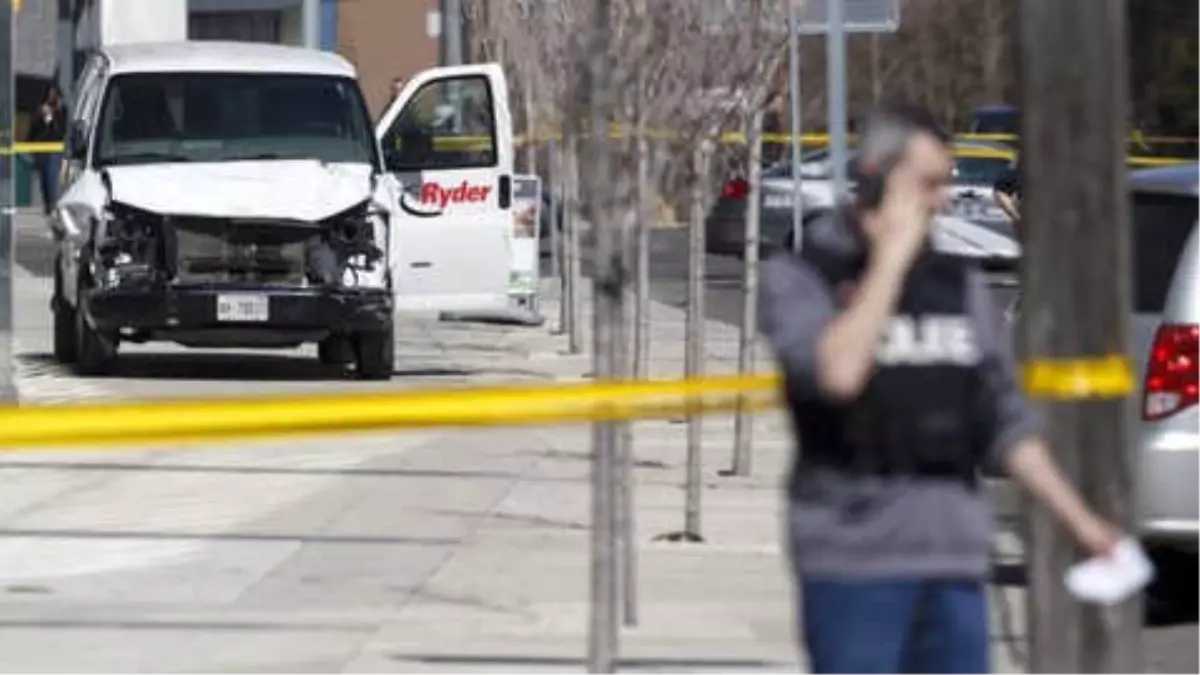 Kanada\'nın Toronto Kentinde Kamyonet Kalabalığa Daldı: 9 Ölü, 16 Yaralı