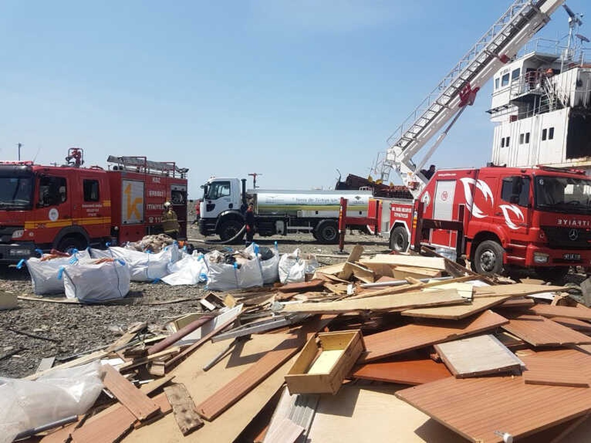 Karaya Oturup İkiye Bölünen Gemide Yangın Çıktı