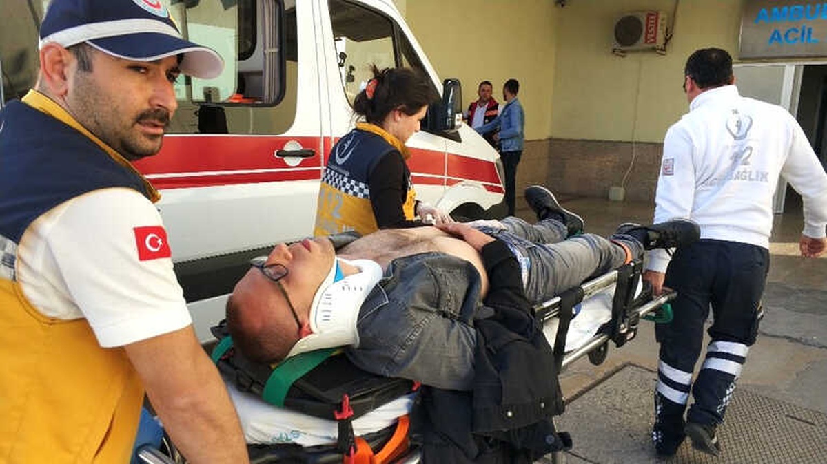 Kaskı Kayan Genç Motosikletten Düşüp Hastanelik Oldu