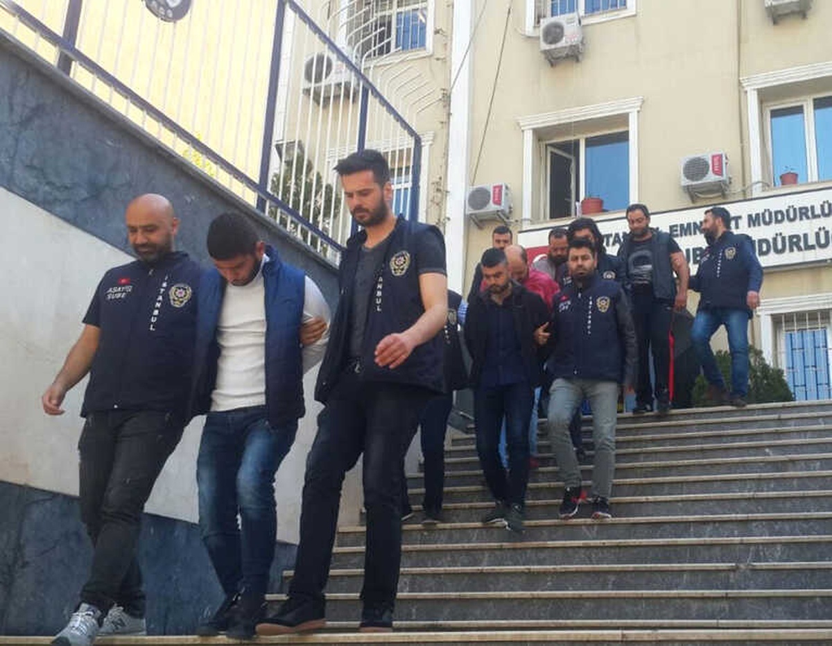 Motosikletli Kuryeleri Otomobille Devirerek Gasp Eden Çete Çökertildi