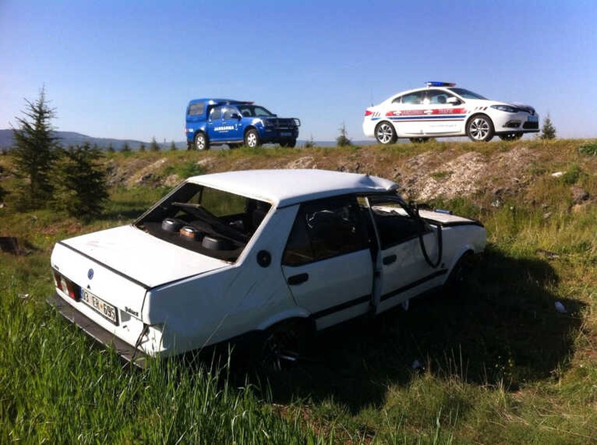 Otomobil Şarampole Uçtu: 2 Yaralı