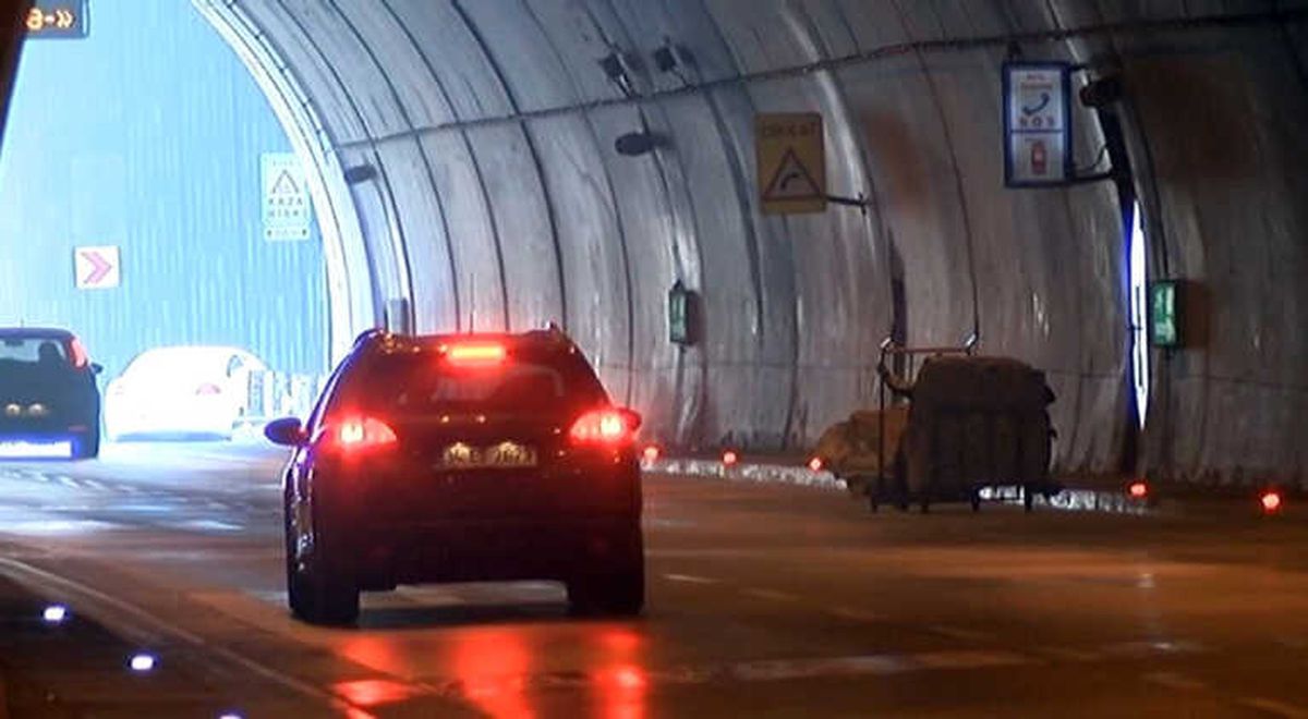 Dolmabahçe Tüneli\'nde Kağıt Toplayıcı Çocukların Tehlikeli Oyunu