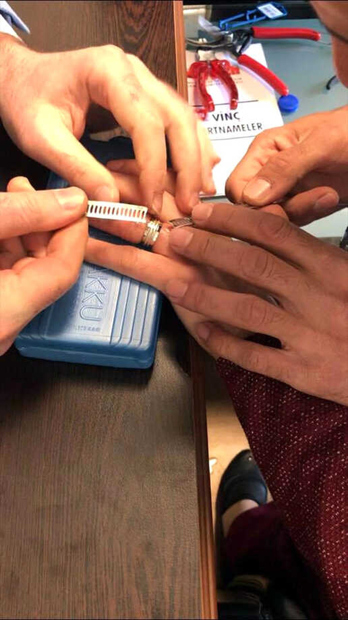 Parmağına Sıkışan Yüzüğü İtfaiye Ekipleri Çıkardı