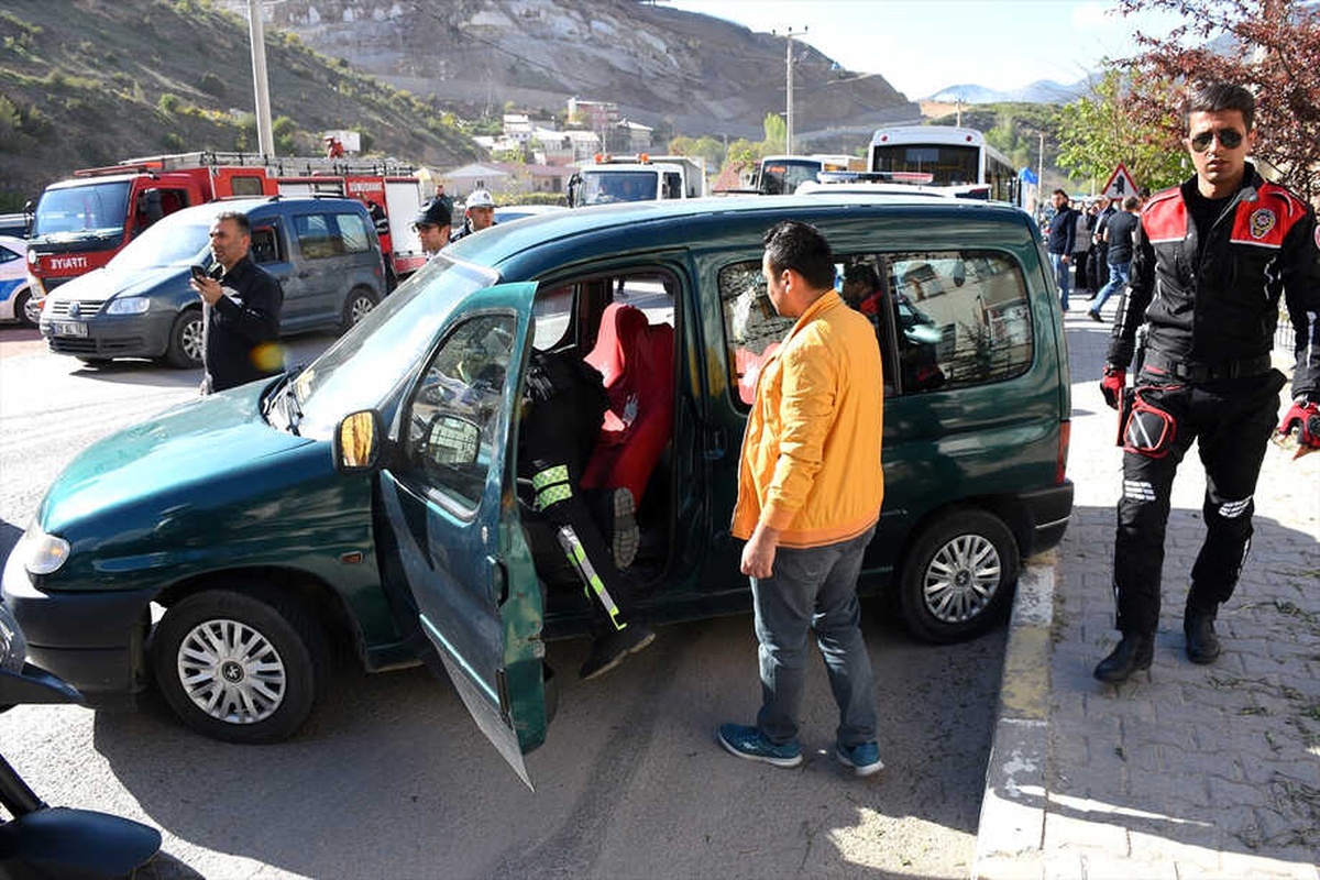 Polisten Kaçan Ehliyetsiz Sürücü Kaza Yaptı: 2\'si Polis 5 Yaralı