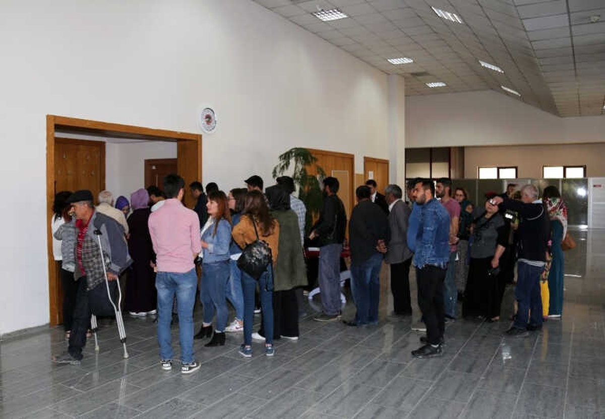 Vali Kamçı Vatandaşların Sorunlarını Dinledi
