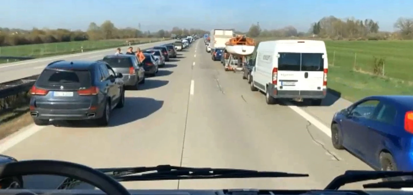 Almanya\'da Örnek Yardım Koridoru! Sürücüler, Saniyeler İçinde Ambulansa Yol Açtı