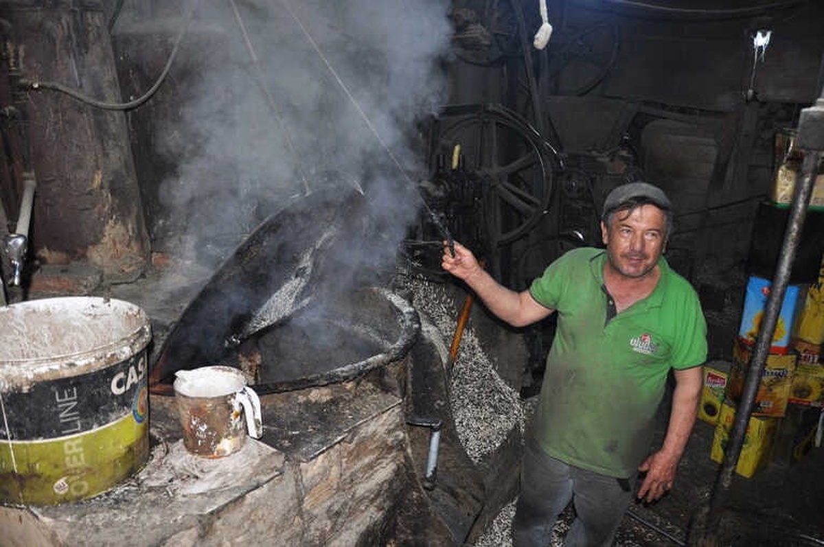Asırlık Makineyle Çekirdekten Yağ Çıkarıyor