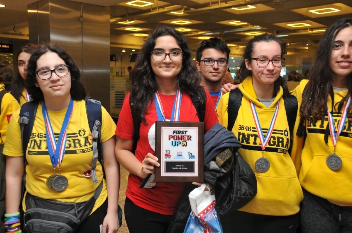 Bahçeşehir Koleji Robotik Takımları, Dünyanın En Önemli Robotik Turnuvasından Ödüllerle Döndü