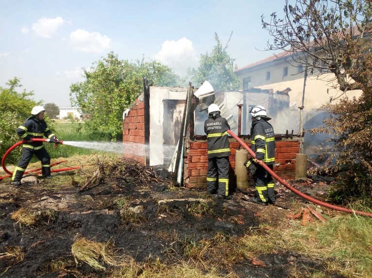 Barakada Çıkan Yangın İtfaiyeyi Harekete Geçirdi