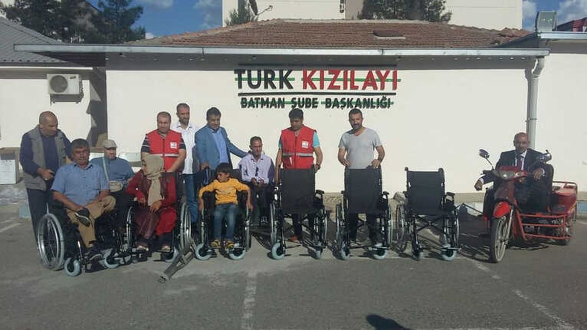 Batman Kızılay\'dan Engellilere Tekerlekli Sandalye