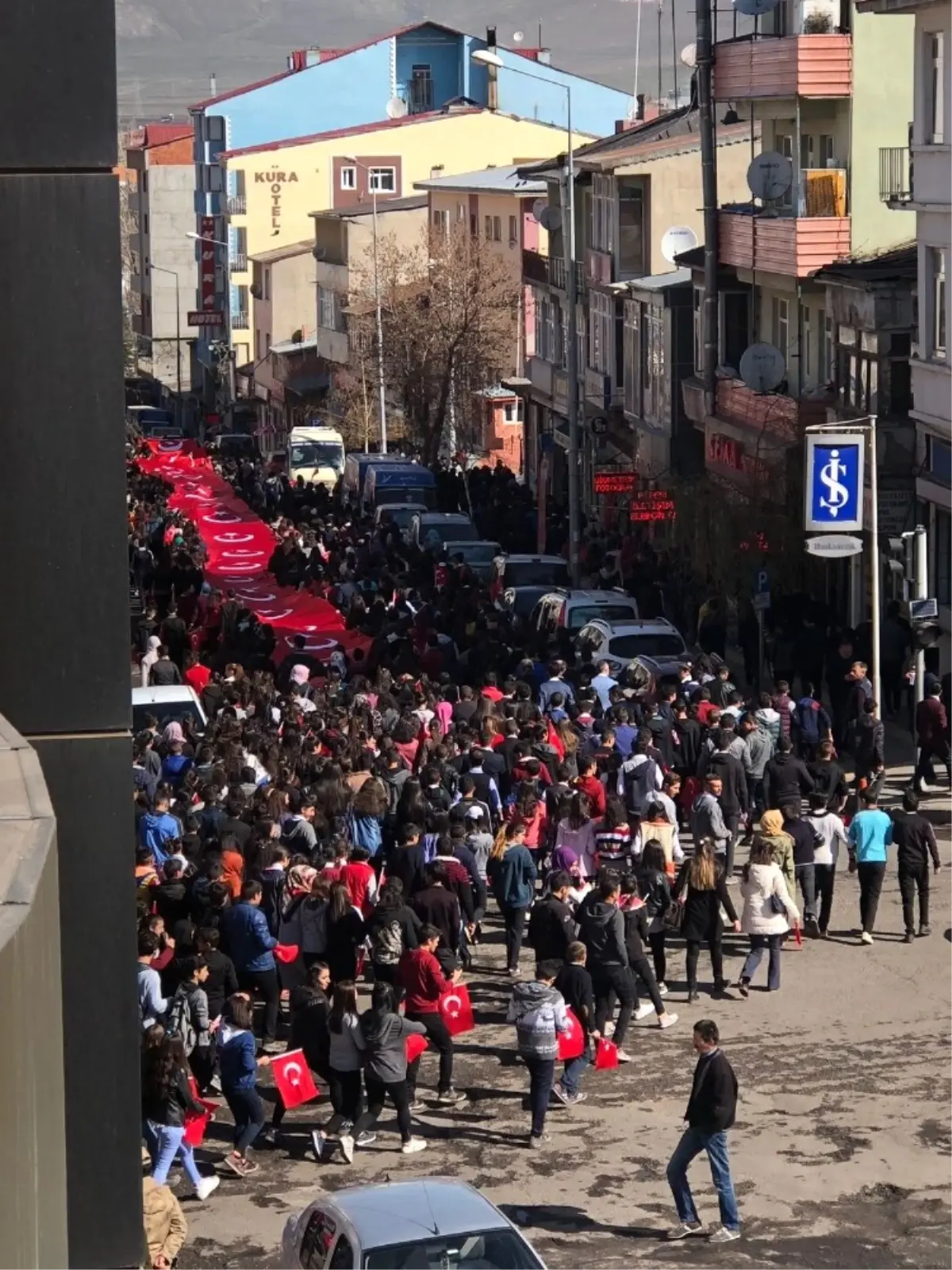 Binlerce Genç 57. Alay Vefa Yürüyüşü\'ne Katıldı