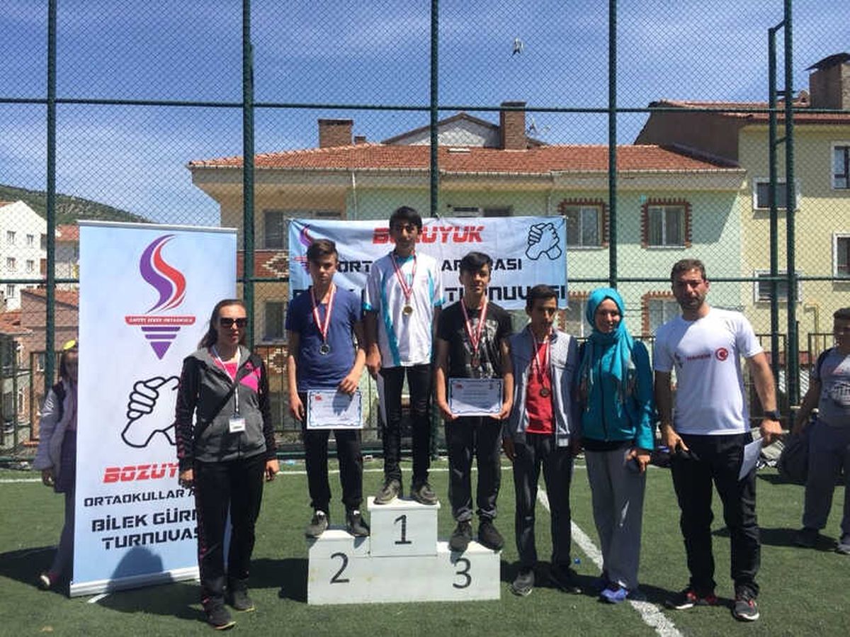Bozüyük\'te Ortaokullar Arasında Bilek Güreşi Turnuvası
