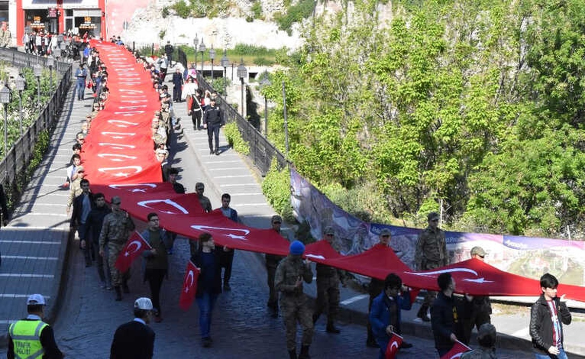 Çanakkale\'de Destan Yazan 57. Alay İçin 102 Metrelik Bayrakla Vefa Yürüyüşü Yapıldı
