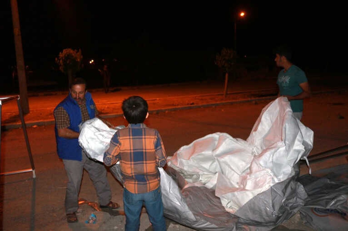 Deprem Korkusu Yüzünden Evinin Önüne Çadır Kurdu
