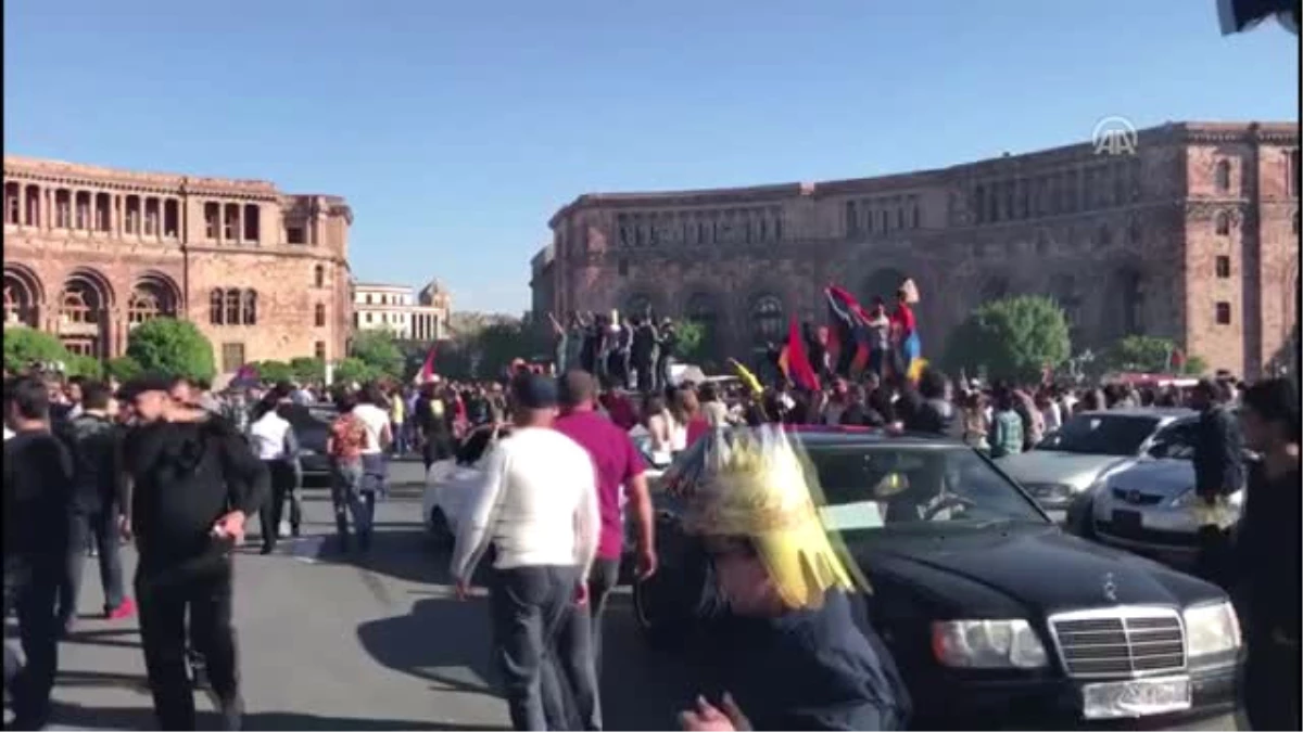 Ermeniler, Başbakan Sarkisyan\'ın İstifasından Sonra Tekrar Sokaklarda (2)