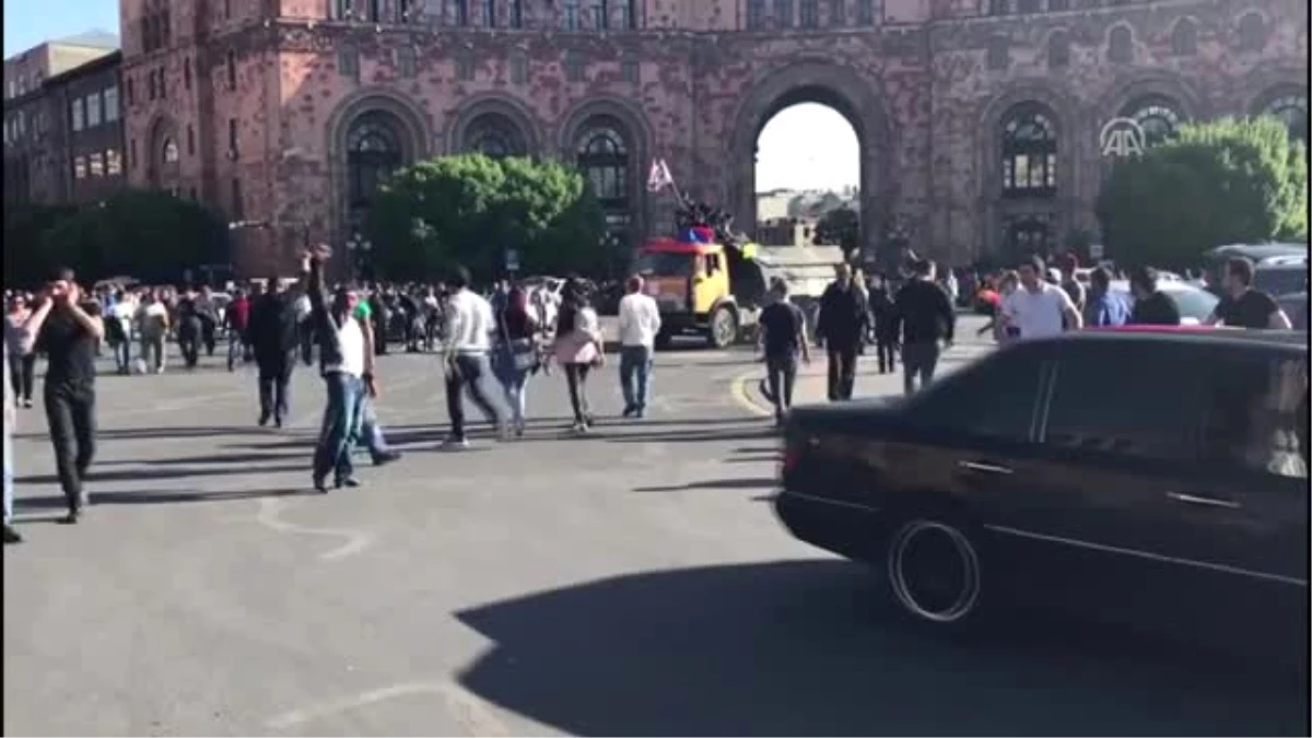 Ermeniler, Başbakan Sarkisyan\'ın İstifasından Sonra Tekrar Sokaklarda (3)