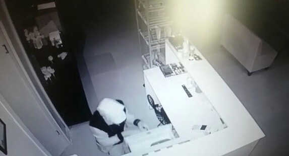 Hırsızlık Yaparken Güvenlik Kamerasına Yakalandılar