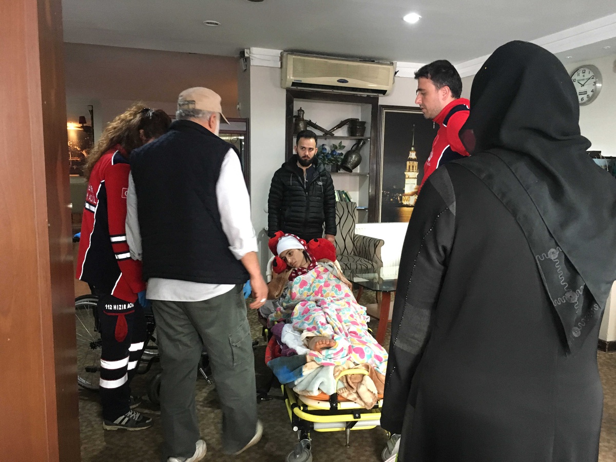 İsrail\'in Ayağından Vurduğu Yetim Kız İstanbul\'da