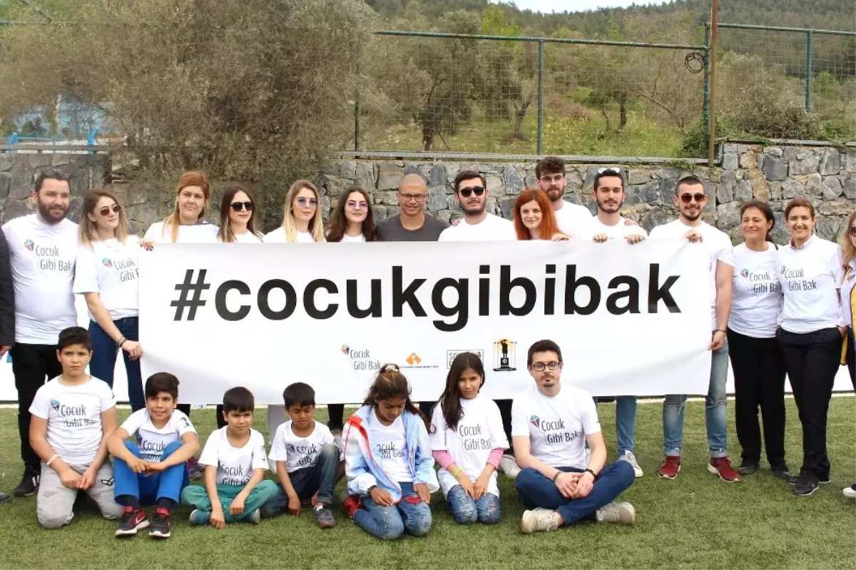 İzmir Ekonomili İletişimcilerden "Çocuk Gibi Bak" Projesi