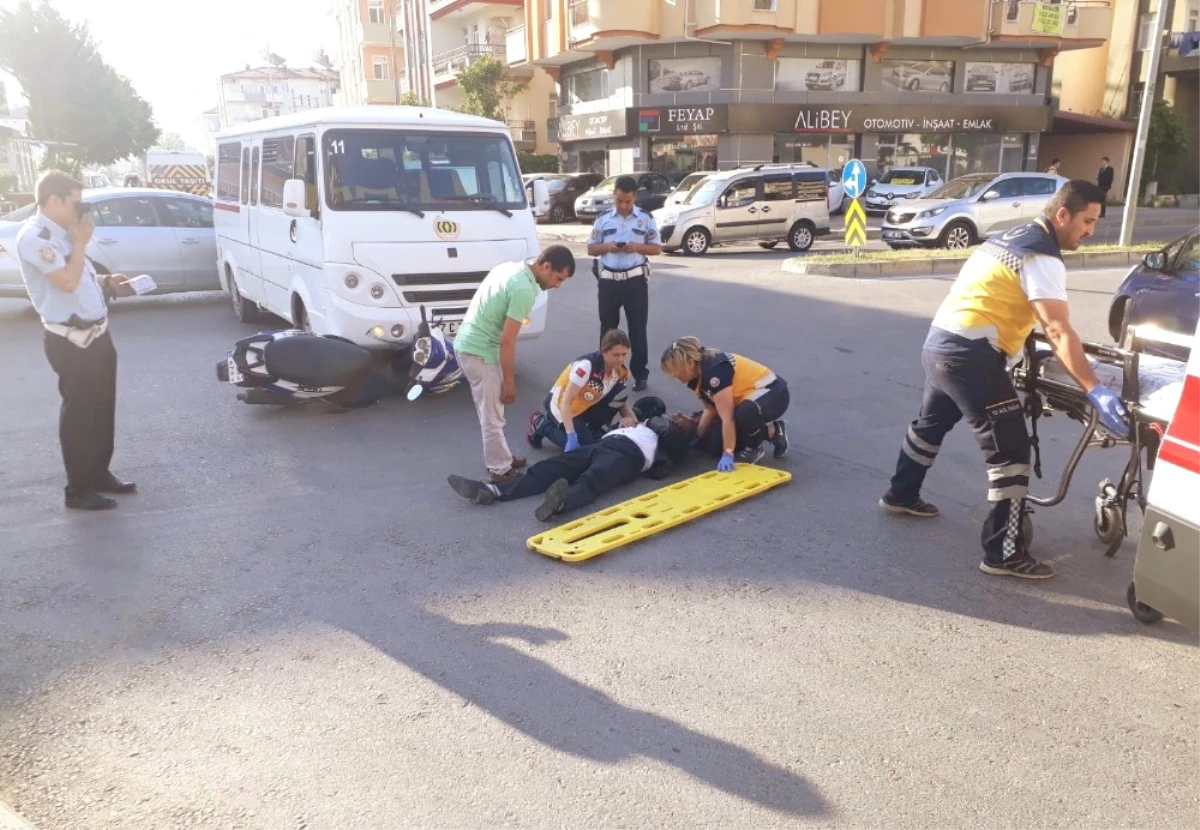 Manavgat\'ta Okul Servisi Motosiklete Çarptı: 1 Yaralı