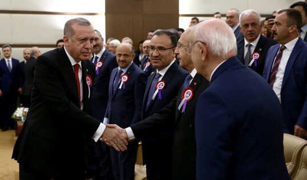 Meclis\'teki Gerginlik Sonrası İlk Tokalaşma