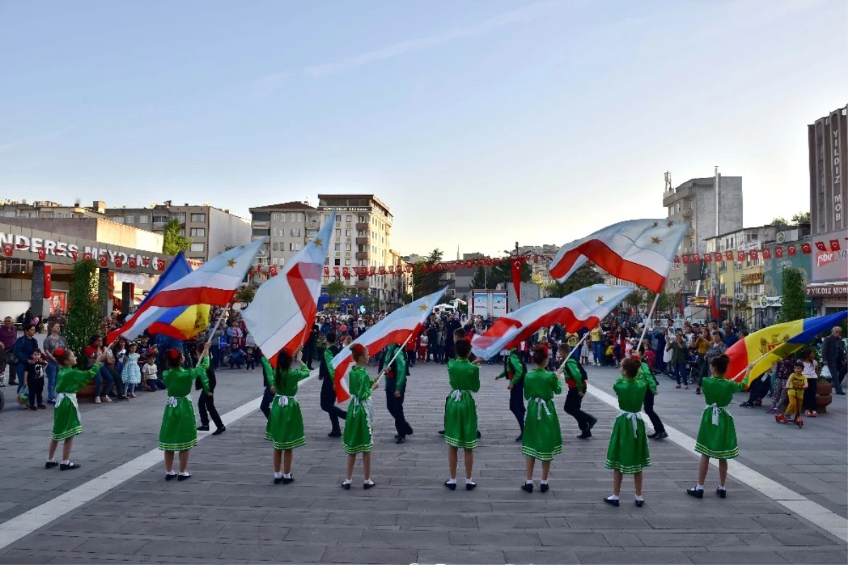 Mustafakemalpaşa\'da 23 Nisan Kutlamaları Kıpçaklı Çocukların Gösterileriyle Renklendi