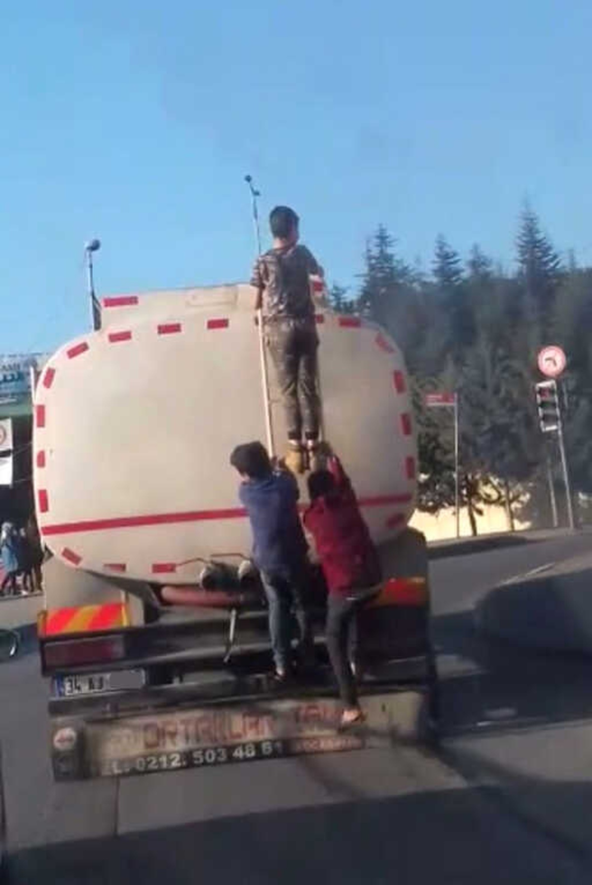 Tanker Arkasında İlerleyen Gençlerin Tehlikeli Yolculuğu Kamerada