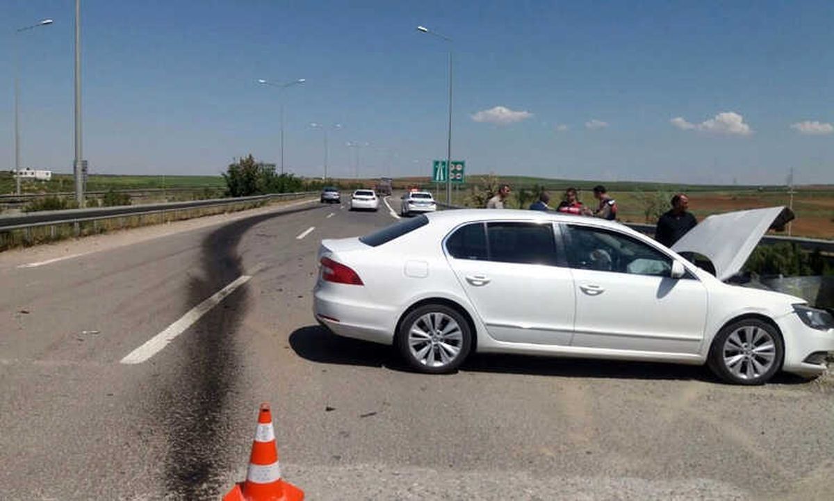 Şanlıurfa\'da İki Otomobil Çarpıştı: 2 Yaralı