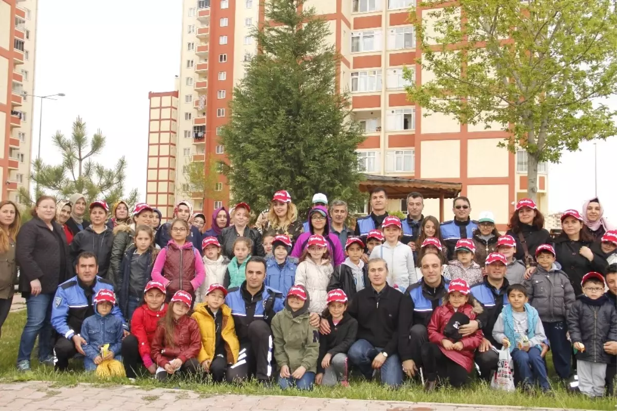 Sokaktan Madalyaya Uzanan Çocuklar, 500 Fidanı Toprakla Buluşturdu