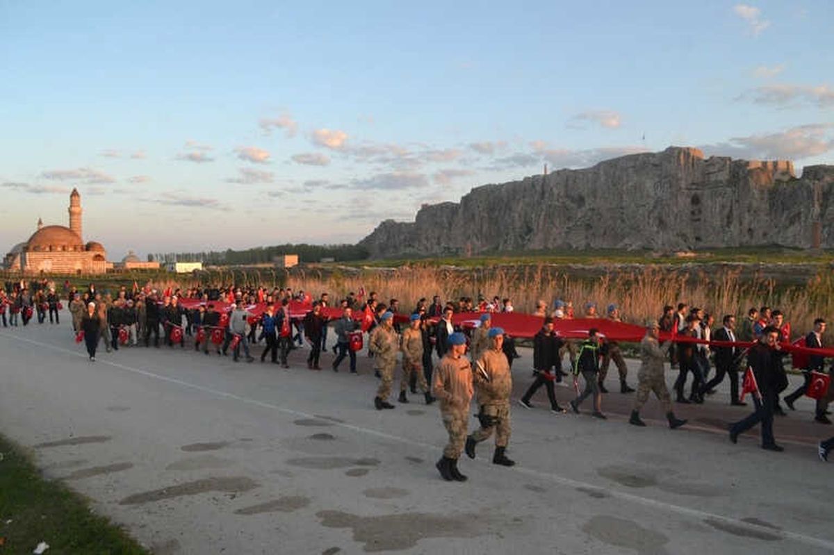 Van\'da 57. Alay ve Çanakkale Şehitlerine Vefa Yürüyüşü Yapıldı