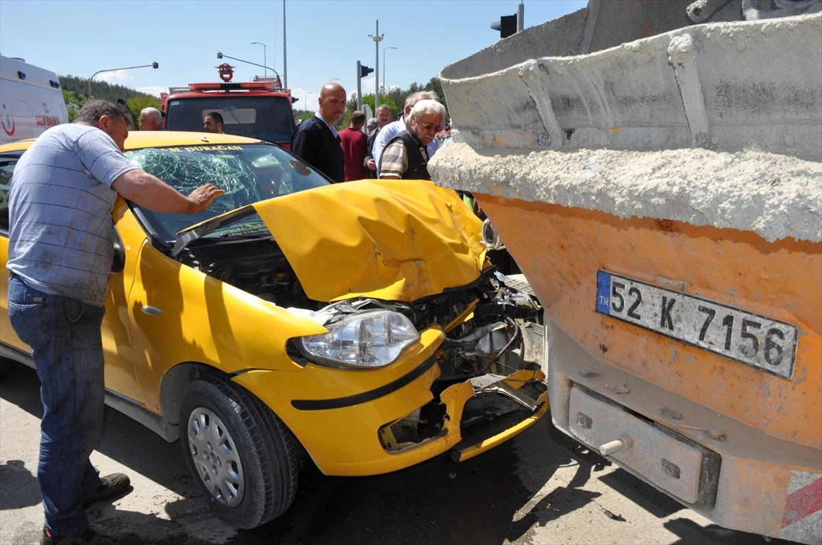 Boyabat\'ta Trafik Kazası: 3 Yaralı