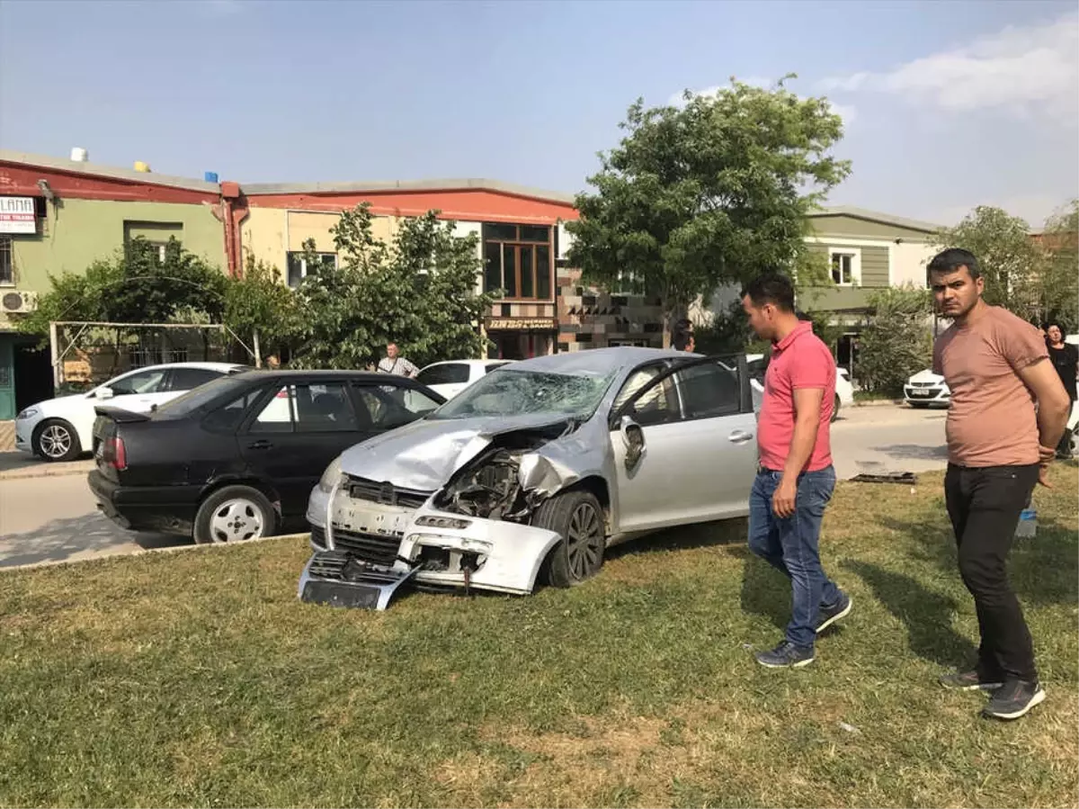 Güncelleme - Otomobil Refüjdeki İşçilere Çarptı: 3 Ölü, 1 Yaralı