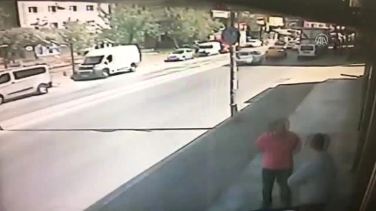 Güngören\'de "Yol Verme" Kavgası: 1 Ölü, 1 Yaralı - Güvenlik Kamerası