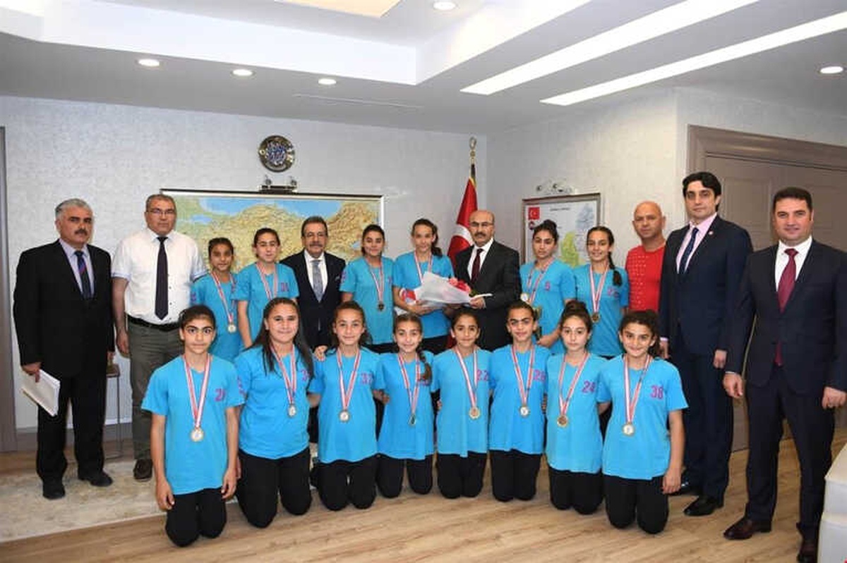 Hentbolcu Kızlar Şampiyonluk Sevincini Vali Demirtaş ile Paylaştı